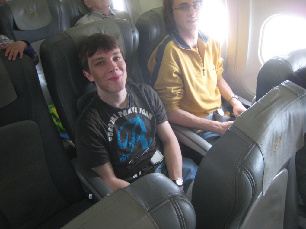 Robert und Oleg im Flugzeug