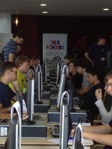 Ein Blick ins Innerste der CEOI 2013: Das Computerlabor mit den Arbeitsplätzen für die Teilnehmer.