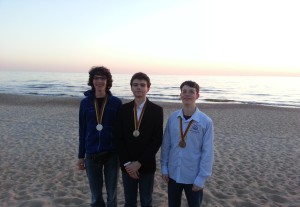 Von rechts nach links: Gregor, Manuel und Felix am Strand von Palanga.