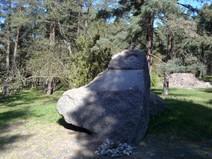 Gedenkstein an die Massenerschießung vom 27. Juni 1941, gelegen im Birute-Park nahe dem Ort des Ereignisses.