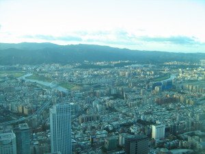 Taipeh mit Gebirge im Hintergrund