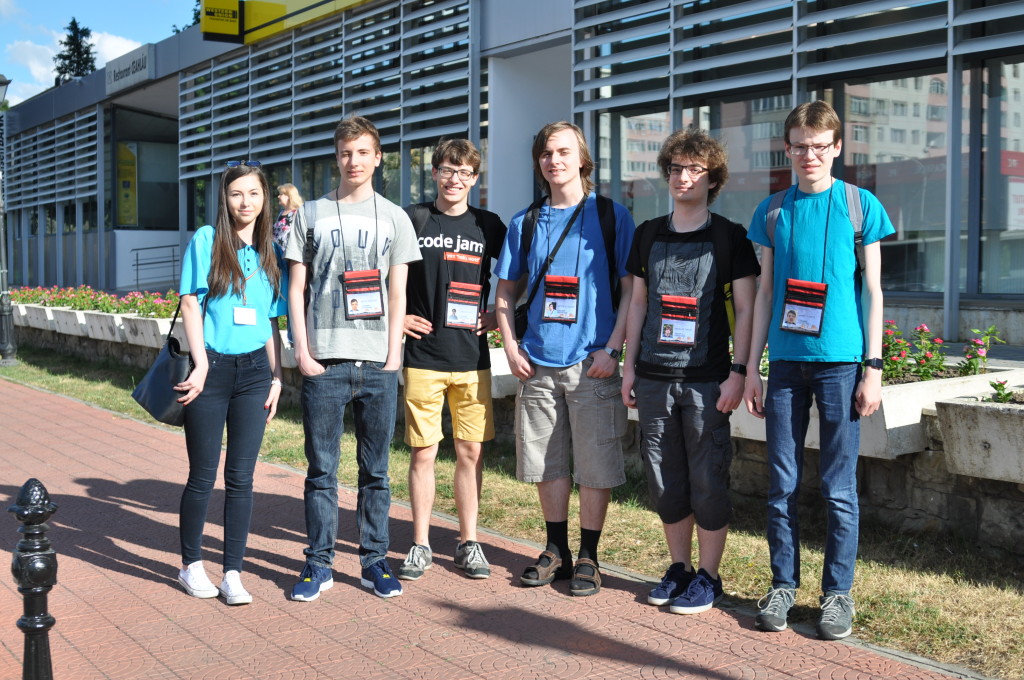 Von rechts nach links: Marian Dietz, Niclas Faroß, Victor Yushuk, Coach Gregor Matl, Nico Gründel und Guide Raluka Popa.