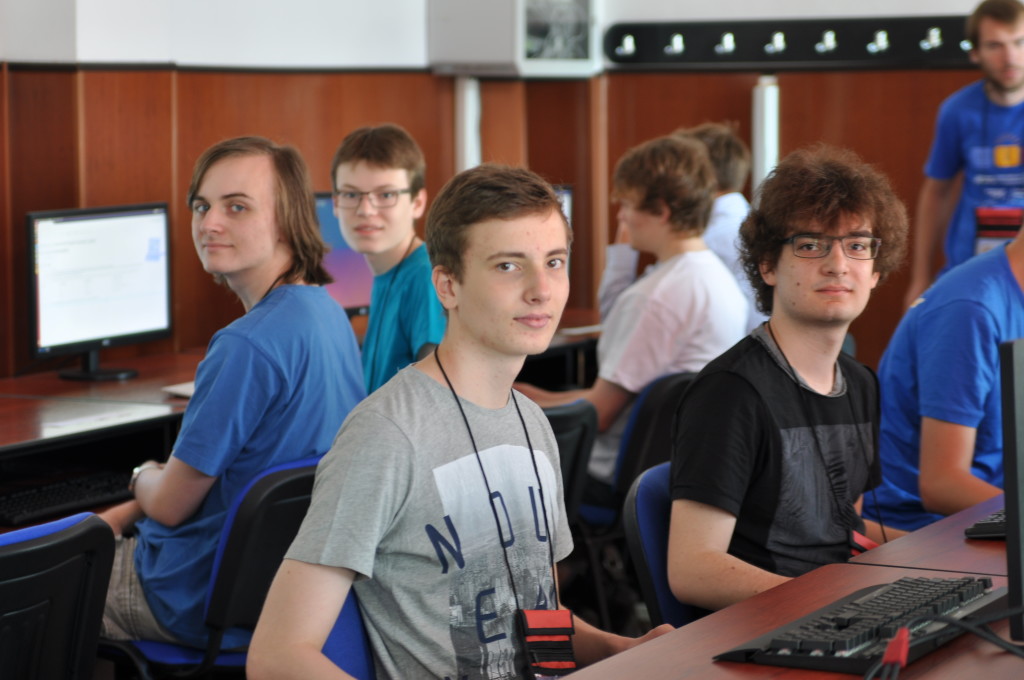 Das deutsche Team an den Wettbewerbsrechnern. Im Trainingscontest am ersten Tag haben die Teilnehmer die Möglichkeit, sich mit den Rechnern und den verfügbaren Entwicklungsumgebungen vertraut zu machen.