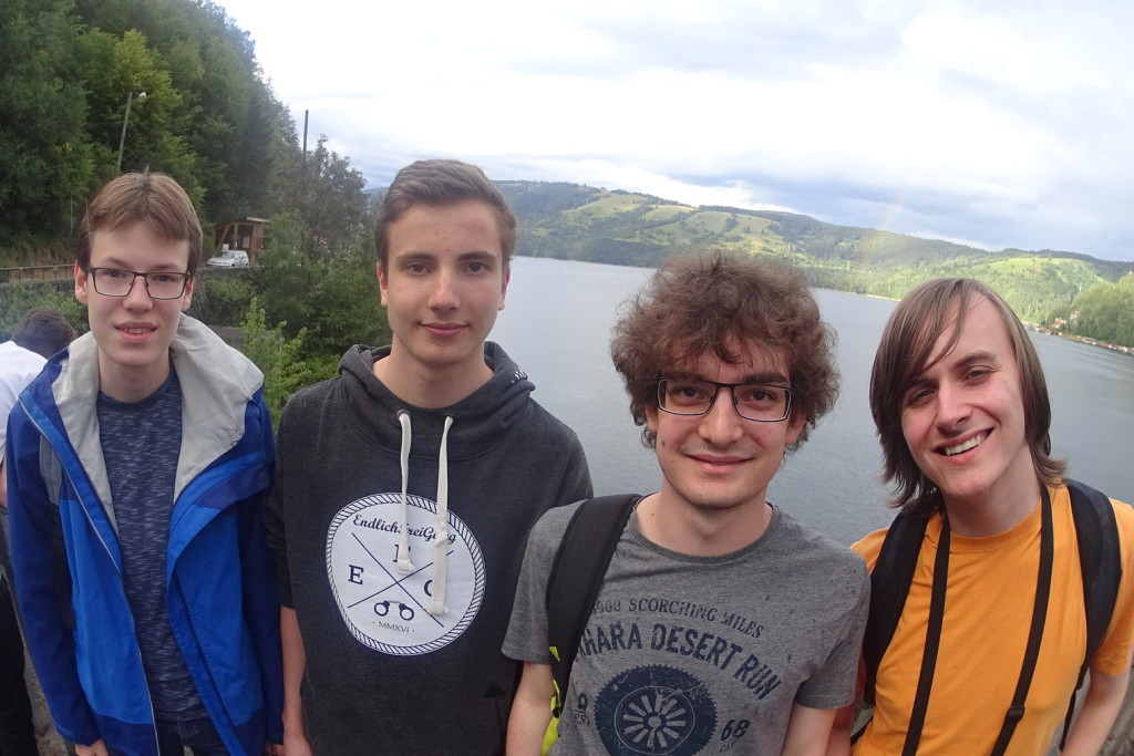 Das deutsche Team mit Regenbogen.