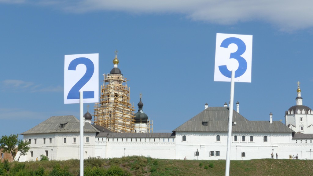 Schilder mit der Aufschrift „2“ und „3“ vor Gebäuden des Klosters von Svijažsk