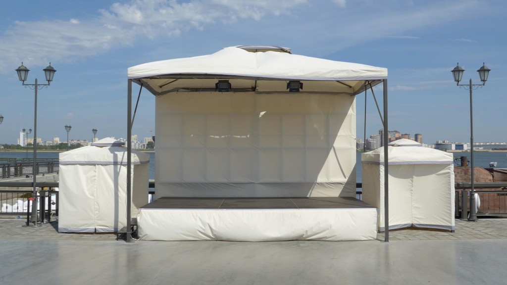 Eine leere, weiße Zeltbühne vor der Kasanka