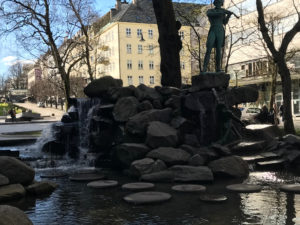 Brunnen im Zentrum von Bergen