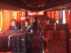 Marian, Nicolas und Lukas in einem ansonsten leeren Bus.