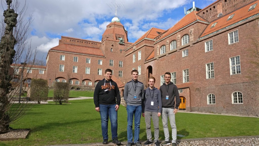 4 Teilnehmer stehen vor einem der Gebäude des KTH