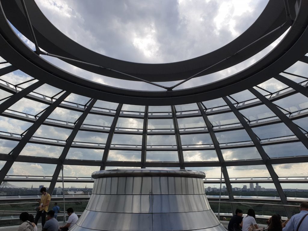 Im Reichstag natürlich; oben offen und mit vielen Spiegeln, um den Plenarsaal zu beleuchten