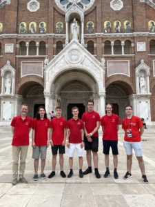 Unser Team vor der Kathedrale von Szeged, bestehend aus Wolfgang (Team Leader), Boldizsár, Finn, Johann, Raphael, Lukas (Team Leader), Zoltán (Local Guide)