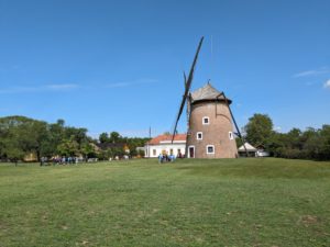 Eine Windmühle auf dem Gelände des Freilichtmuseums