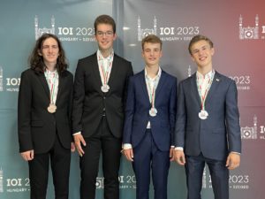 Das deutsche Team nach der Siegerehrung mit Medaillen. Von links nach rechts: Boldizsár, Raphael, Finn und Johann