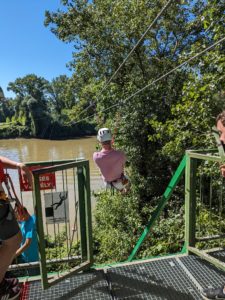 Die Zipline führte über den Fluss, auf dem man mit einem Drachenboot fahren konnte