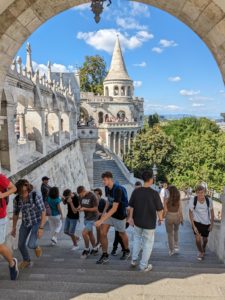 Die Fischerbastei in Budapest aus dem 19. Jahrhundert, die zu Ehren einer Fischergilde errichtet wurde, die im Mittelalter den entsprechenden Abschnitt der Stadtmauer verteidigt hat