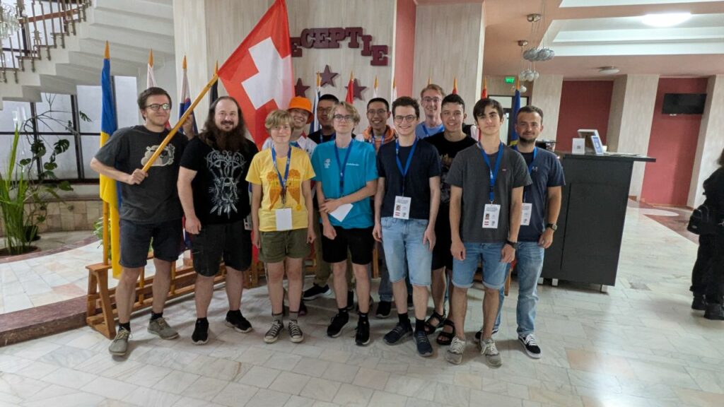 Warum halten wir eine Schweizer Flagge? Unklar. Es ist aber anzumerken, dass es sich hier nicht um die normale Schweizer Flagge, sondern um die «Schweizerflagge zur See» handelt - quadratische Flaggen zu produzieren ist anscheinend schwierig.